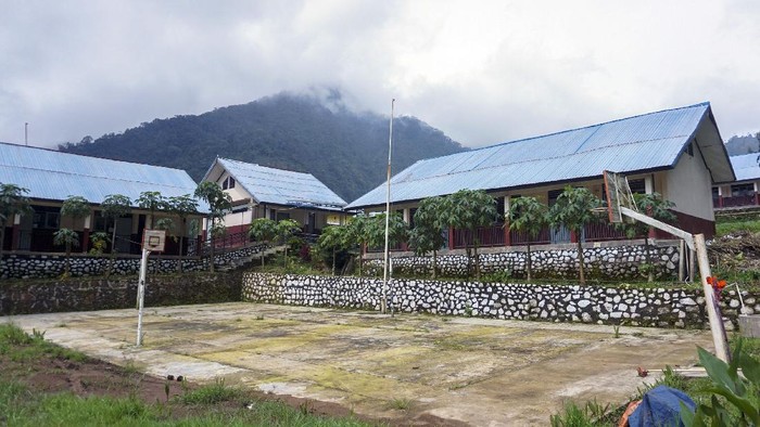 JEMPUT BOLA TUGAS SEKOLAH SAAT PANDEMI COVID-19 Siswa SMP N 4 Bawang, Dani Difanudin, mengerjakan tugas sekolah di rumahnya di Pranten, Kecamatan Bawang, Kabupaten Batang, Jawa Tengah.