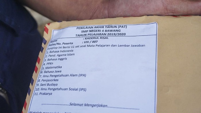 JEMPUT BOLA TUGAS SEKOLAH SAAT PANDEMI COVID-19 Siswa SMP N 4 Bawang, Dani Difanudin, mengerjakan tugas sekolah di rumahnya di Pranten, Kecamatan Bawang, Kabupaten Batang, Jawa Tengah.