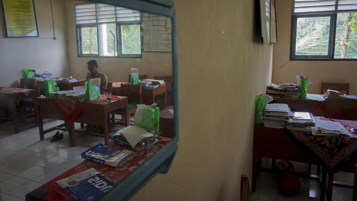 JEMPUT BOLA TUGAS SEKOLAH SAAT PANDEMI COVID-19 Kepala Sekolah SMP N 4 Bawang Mulud Sugito (tengah) dan guru Wiyata Bhakti bersiap melewati aliran sungai di dasar bukit saat mengantar lembar tugas siswa secara langsung ke rumahnya di Pranten, Kecamatan Bawang, Kabupaten Batang, Jawa Tengah.