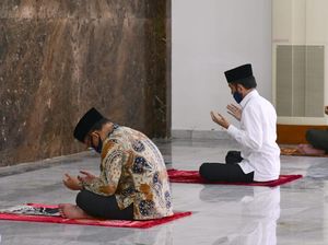 Didampingi Mensesneg, Jokowi Salat Jumat di Masjid Istana Bogor