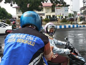 Jukir di Bengkulu Gratiskan Parkir Warga Pakai Masker-Sarung Tangan