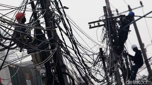 Begini Semrawutnya Jaringan Kabel di Kebayoran Lama