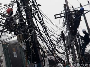 Begini Semrawutnya Jaringan Kabel di Kebayoran Lama Begini Semrawutnya Jaringan Kabel di Kebayoran Lama