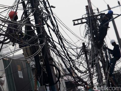 Begini Semrawutnya Jaringan Kabel di Kebayoran Lama