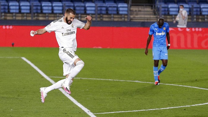 Real Madrids Karim Benzema celebrates after scoring his sides third goal during the Spanish La Liga soccer match between Real Madrid and Valencia at Alfredo di Stefano stadium in Madrid, Spain, Thursday, June 18, 2020. (AP Photo/Manu Fernandez)