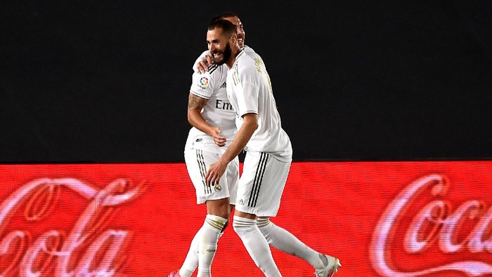 MADRID, SPAIN - JUNE 18:  Karim Benzema of Real Madrid CF is congratulated by team mate Eden Hazard after scoring the opening goal during the Liga match between Real Madrid CF and Valencia CF at Estadio Alfredo Di Stefano on June 18, 2020 in Madrid, Spain. (Photo by Denis Doyle/Getty Images)
