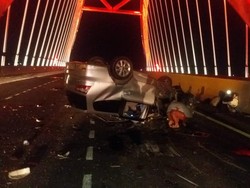 Pengemudi Ngantuk, Mobil Sarat Penumpang Tabrak Truk di Tol Kendal