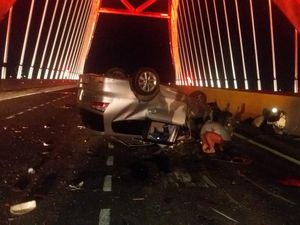 Pengemudi Ngantuk, Mobil Sarat Penumpang Tabrak Truk di Tol Kendal Pengemudi Ngantuk, Mobil Sarat Penumpang Tabrak Truk di Tol Kendal