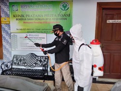 Kemnaker Semprot Disinfektan & Bagikan Bantuan Sembako di Cakung