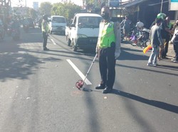 Tersangkut Benang Layang-Layang, Pemotor Tewas Tabrak Alat Berat di Denpasar