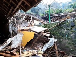 Longsor Timbun Jalan-Rumah Warga di Tasik, Nenek 90 Tahun Sempat Terjebak