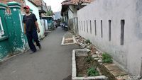 Seram! Ada Makam di Jalanan Gang Padat Penduduk di Jaktim