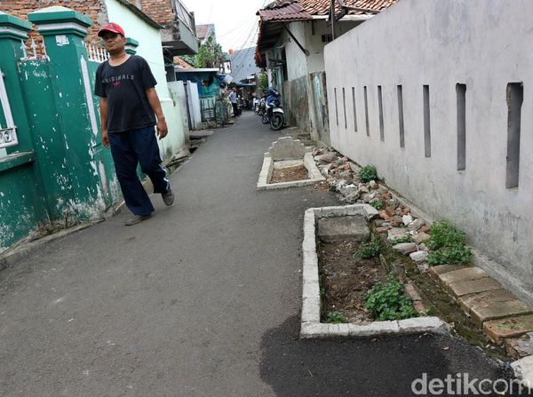 Seram! Ada Makam di Jalanan Gang Padat Penduduk di Jaktim