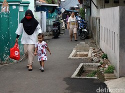 Tentang 3 Makam di Jalanan Gang Jakarta Timur