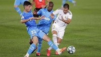 Eden Hazard sempat mendapat sejumlah peluang namun gagal berbuah gol. Skor 0-0 bertahan hingga turun minum.