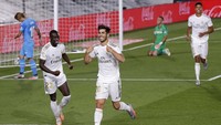 Madrid memperbesar keunggulan menjadi 2-0 di menit ke-74. Marco Asensio, yang belum satu menit di dalam lapangan melesakkan gol usai menyambut umpan silang Ferland Mendy.