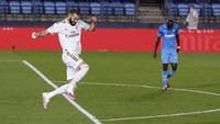 Benzema memperbesar keunggulan Madrid menjadi 3-0 di menit ke-87. Striker asal Prancis melesakkan gol lewat tembakan voli dari dalam kotak penalti.