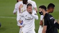 Alih-alih memperkecil ketertinggalan, Valencia malah harus main dengan 10 orang. Kang-In Lee diganjar kartu merah langsung usai melanggar Sergio Ramos.