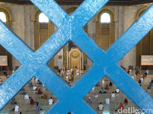 Masjid Al Akbar Surabaya Gelar Salat Jumat Tanpa Aturan Ganjil Genap Masjid Al Akbar Surabaya Gelar Salat Jumat Tanpa Aturan Ganjil Genap