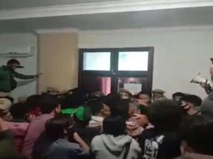 500 TKA China Akan Datang ke Sultra, Kantor Bupati Digeruduk Mahasiswa 500 TKA China Akan Datang ke Sultra, Kantor Bupati Digeruduk Mahasiswa