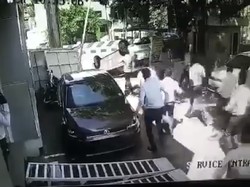 Duh! Baru Kelar Serah Terima, Mobil Langsung Terguling di depan Showroom