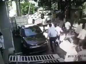 Duh! Baru Kelar Serah Terima, Mobil Langsung Terguling di depan Showroom Duh! Baru Kelar Serah Terima, Mobil Langsung Terguling di depan Showroom