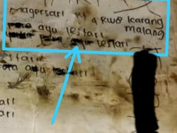 Bungkusan Kain Kafan-Foto Cewek Misterius di Makam Kudus yang Diduga Santet