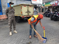 Tak Pakai Masker, 3 Pengunjung Disanksi Sosial Bersihkan Pasar Gondangdia