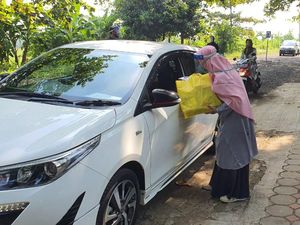 Antisipasi Penyebaran Corona, Sekolah di Cilegon Ini Bagikan Rapor Drive Thru