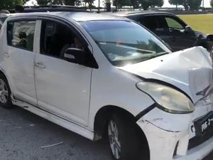 Waduh Si Kakek Beri Jempol Usai Tabrak 5 Mobil