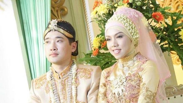 10 Foto Manis Pernikahan Hijabers Cilacap & Pria Korea, Kisahnya Bikin Baper