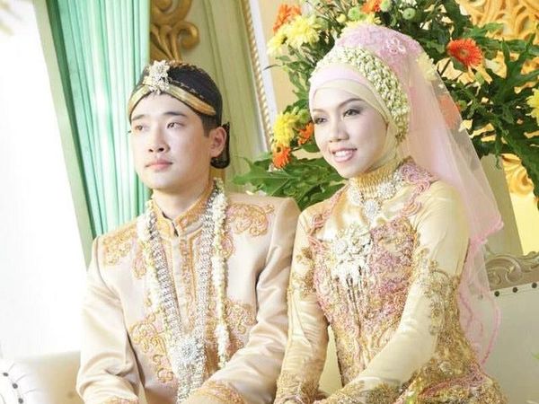 10 Foto Manis Pernikahan Hijabers Cilacap & Pria Korea, Kisahnya Bikin Baper