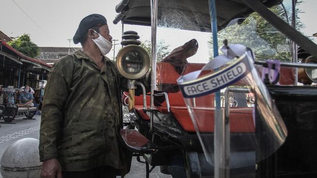 Kusir andong menunggu calon penumpang di kawasan Malioboro, Kamis (17/6/2020). Paguyuban kusir andong Malioboro menerapkan protokol kesehatan lebih ketat dengan fasilitas separator dan pelindung wajah untuk memberikan rasa aman dan nyaman kepada pengunjung Malioboro setelah hampir tiga bulan tidak beroprasi. ANTARA FOTO/Hendra Nurdiyansyah/foc.