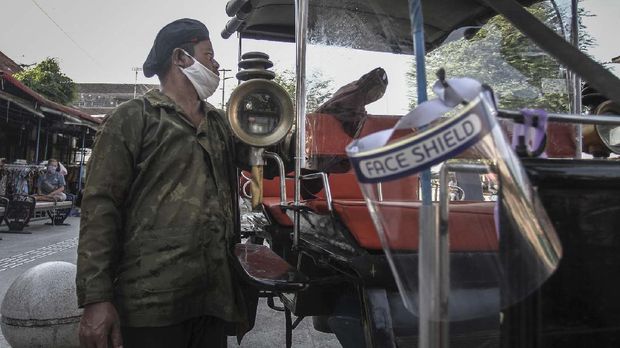 Kusir andong menunggu calon penumpang di kawasan Malioboro, Kamis (17/6/2020). Paguyuban kusir andong Malioboro menerapkan protokol kesehatan lebih ketat dengan fasilitas separator dan pelindung wajah untuk memberikan rasa aman dan nyaman kepada pengunjung Malioboro setelah hampir tiga bulan tidak beroprasi. ANTARA FOTO/Hendra Nurdiyansyah/foc.