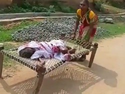 Demi Uang Pensiun, Wanita Ini Seret Tempat Tidur Beserta Ibunya ke Bank