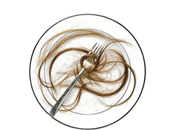 Temukan Rambut di Makanan Tanda Akan Panjang Umur?