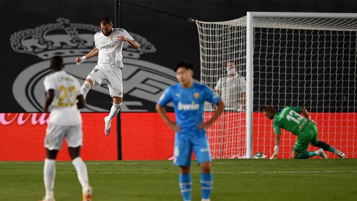 MADRID, SPAIN - JUNE 18:  Karim Benzema of Real Madrid CF celebrates scoring his teams third goal during the Liga match between Real Madrid CF and Valencia CF at Estadio Alfredo Di Stefano on June 18, 2020 in Madrid, Spain. (Photo by Denis Doyle/Getty Images)