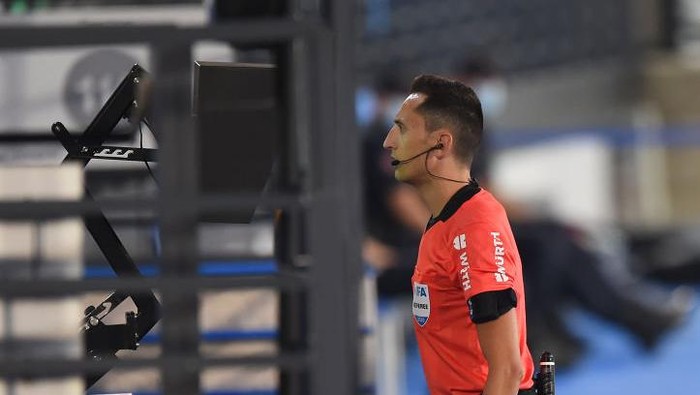 MADRID, SPAIN - JUNE 18:  Referee José María Sánchez Martínez denies the goal of Rodrigo Moreno of Valencia CF after a VAR ruling during the Liga match between Real Madrid CF and Valencia CF at Estadio Alfredo Di Stefano on June 18, 2020 in Madrid, Spain. (Photo by Denis Doyle/Getty Images)