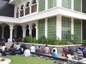 Jemaah Meluber, Salat Jumat di Masjid Agung Purwakarta Tetap 1 Gelombang Jemaah Meluber, Salat Jumat di Masjid Agung Purwakarta Tetap 1 Gelombang