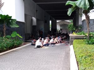 Salat Jumat di Masjid Balai Kota DKI 1 Gelombang, Jemaah Sampai ke Pelataran Salat Jumat di Masjid Balai Kota DKI 1 Gelombang, Jemaah Sampai ke Pelataran