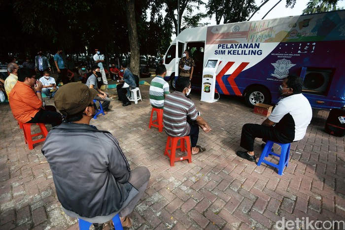 Salut! Pemohon SIM Keliling Ini Tertib Jaga Jarak Layanan SIM keliling dilaksanakan di Alun-alun Kota Bekasi. Warga terlihat tertib dikala mengajukan tuntutan pengerjaan SIM, Jumat (19/06/2020).