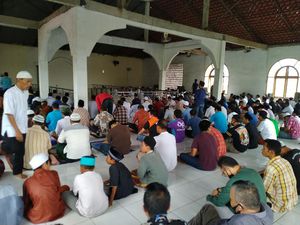 Gelar Salat Jumat 1 Gelombang, Begini Suasana Masjid di Cibinong Bogor