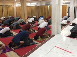 Salat Jumat di Masjid Nurul Islam Jakut 2 Gelombang, Tak Pakai Ganjil Genap