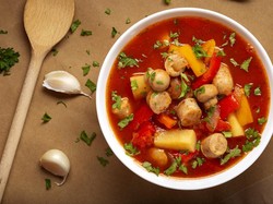 Resep Sup Merah Sosis Sayuran yang Enak dan Komplet