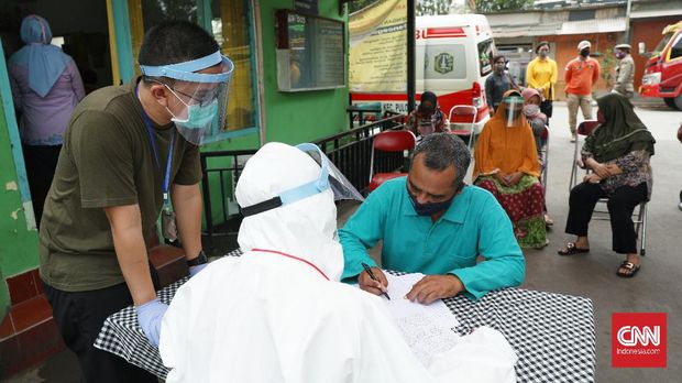 Petugas Dinkes Puskesmas Pulogadung melakukan tes swab pedagang di kawasan Cipinang Kebembem, Jakarta Timur, Jumat, 19 Juni 2020. Pemeriksaan ini dilakukan untuk memutus rantai penyebaran covid-19 di sejumlah pasar wilayah DKI Jakarta. CNN Indonesia/Safir Makki