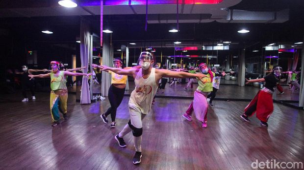 Instruktur mengenakan masker dan face shield saat melakukan senam Bolly'D (Bollywood Fitness Dance) di Raga Studio, kawasan Menteng, Jakarta Pusat, Kamis (18/6/2020). COVID-19 bukan alasan untuk tidak berolahraga, di Jakarta ada salah satu pilihan olahraga yang menarik salah satunya Senam Bolly'D.