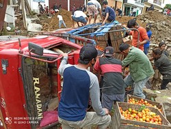 Truk Sayur Terbalik Saat Lewat Bekas Jalan Amblas di Palopo Sulsel