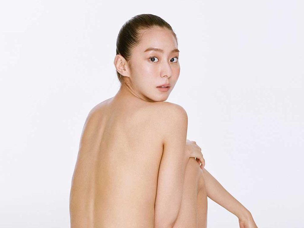 Artis K-Pop UEE Tampil Topless di Pemotretan Majalah, Pamer Punggung Mulus