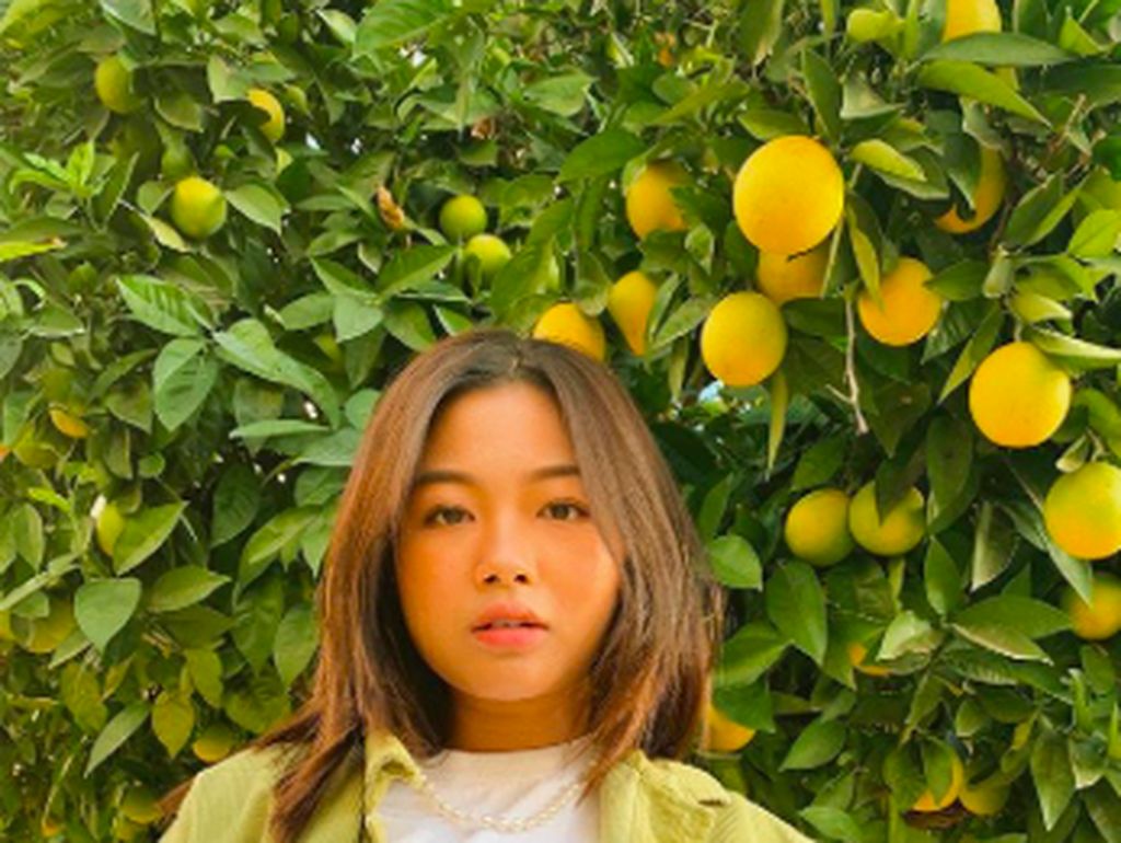 Vanntey Heng, Pacar Rich Brian Saat Pose Seru dengan Makanan Vanntey Heng, Pacar Rich Brian Saat Pose Seru dengan Makanan