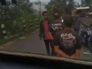 Ngeri! Viral Video Pria Bergolok Bacok Sopir Elf di Garut